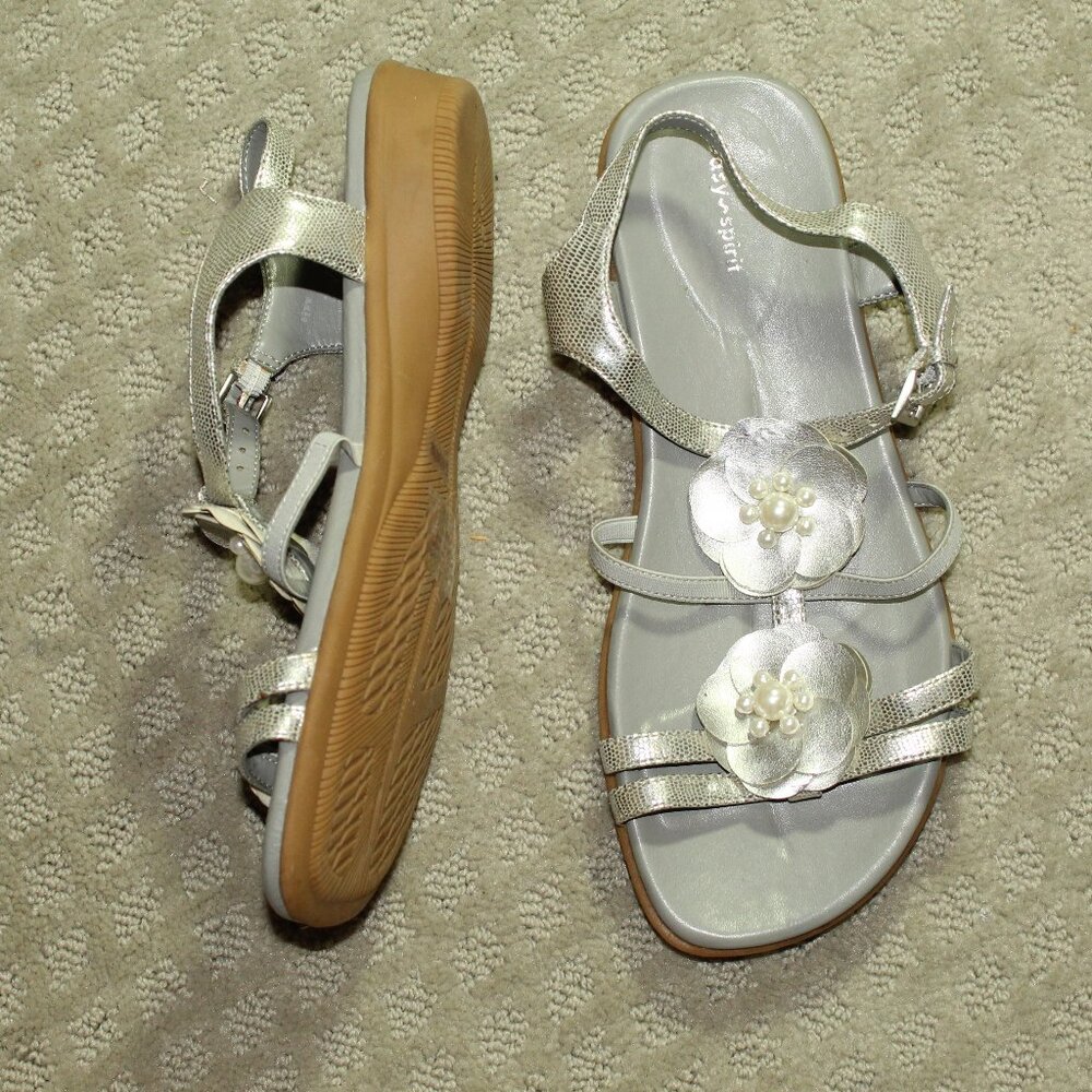 NWOT Easy Spirit Haven Women's 8.5WW Silver Patent Leather Flower Faux Pearl